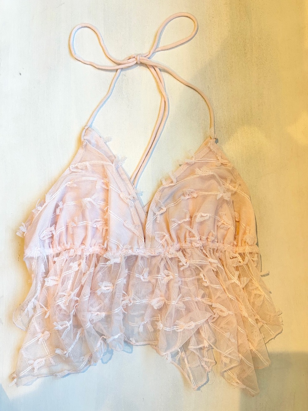 UO Flowy Ruffle Crop Top - Light Pink